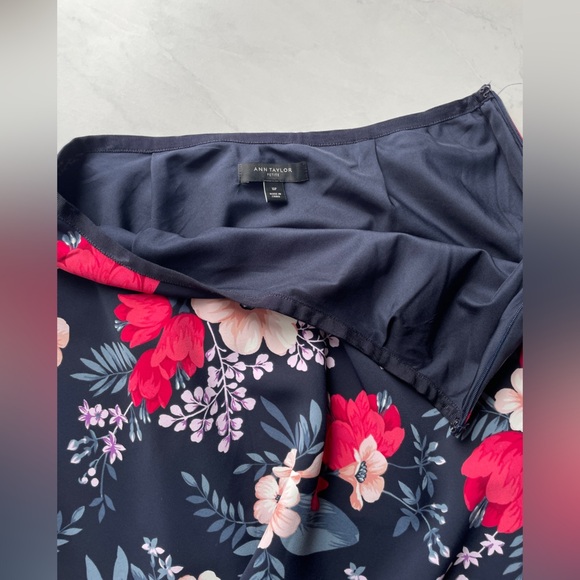 Ann Taylor Petite Navy Floral Midi Skirt Size 10 Petite NWOT - Picture 3 of 4